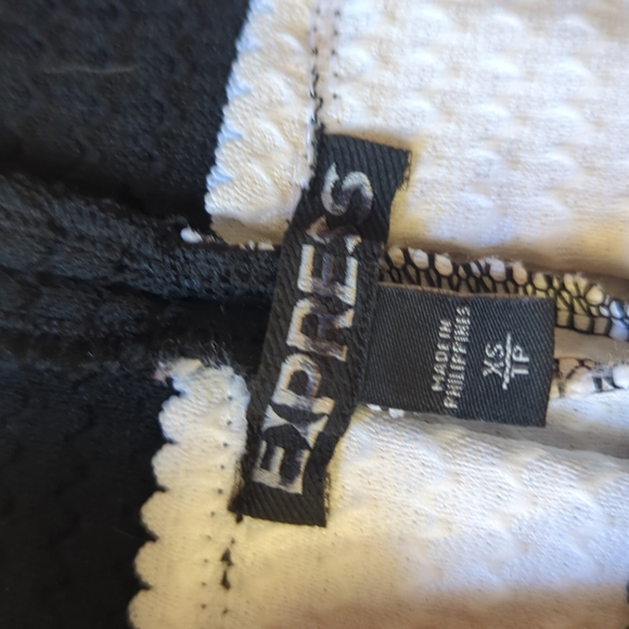 Express Blk and White Striped Elastic Band Skirt - Picture 4 of 4